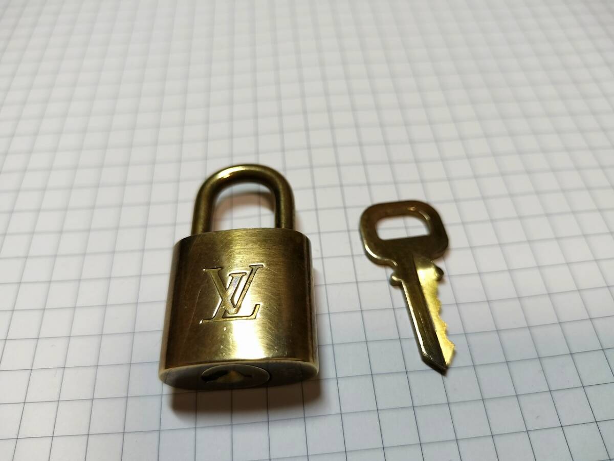  Louis Vuitton LOUIS VUITTONpado lock south capital pills key key katena Vintage unusual key also equipped matted finish rare 333