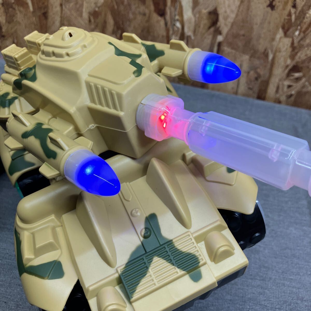  бесплатная доставка [N.1357] светится танк игрушка собственный .. игрушка 