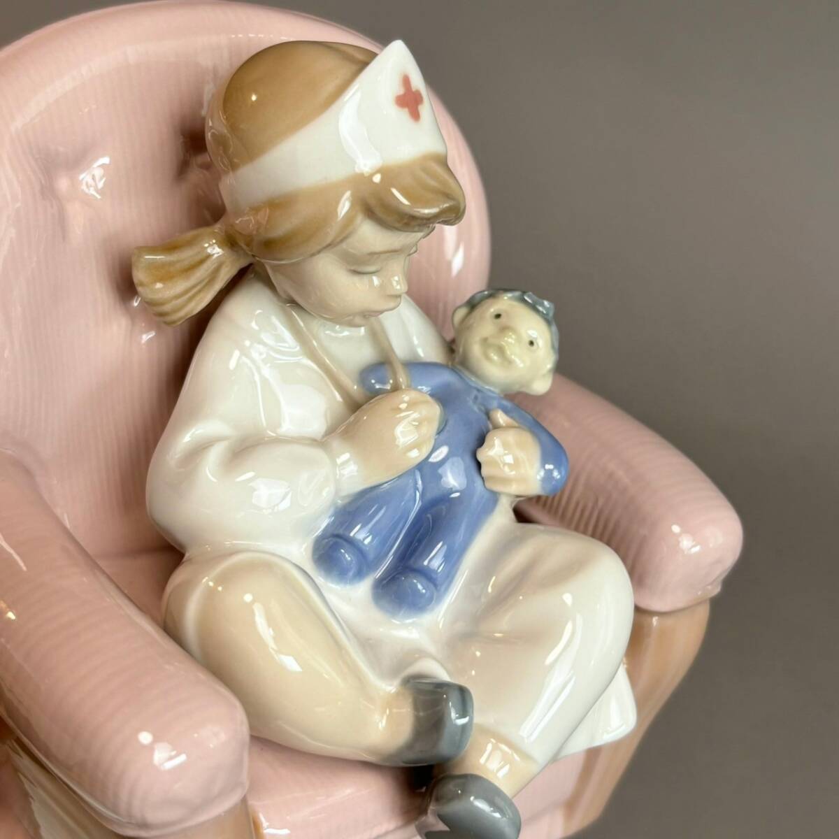 YM149 NAO by LLADRO リヤドロ フィギュリン 陶器人形 ナースごっこ ソファ 女の子 1988 (検)ポーセリン・アート 西洋陶器 置物 スペイン_画像10