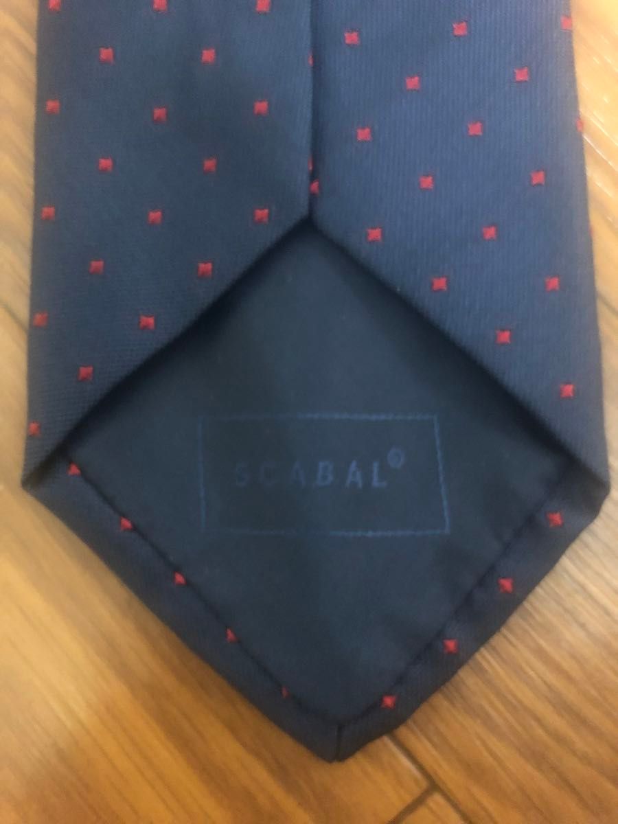 スキャバル 新品 ネクタイ ネイビー 赤のドット柄 / シルク100% / イタリア製 / 定価15.750円 / 送料込み