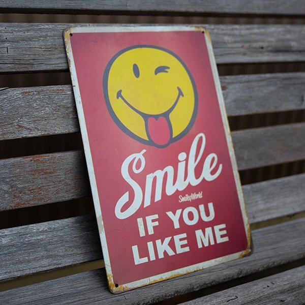 【ブリキ看板】スマイル Smile ニコちゃんマーク 看板 レトロ風 インテリア 店舗 カフェ 壁飾り 20cm×30㎝（送料無料）_画像1