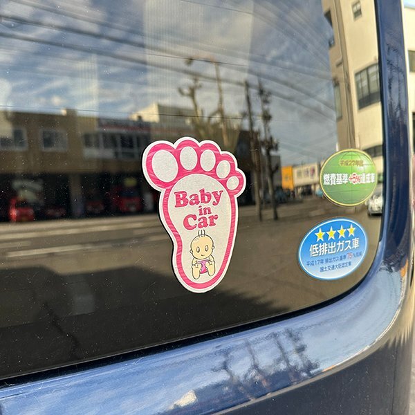 【ステッカー】BABY IN CAR（赤色）アルミステッカー ベビーインカー 赤ちゃんが乗ってます。（送料無料！）丸型_貼り付けイメージ