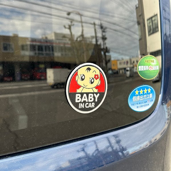 【ステッカー】BABY IN CAR（赤色）アルミステッカー ベビーインカー 赤ちゃんが乗ってます。（送料無料！）丸型_貼り付けイメージ