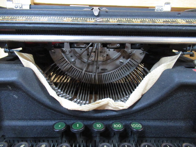 69213 UnderWood UNDERWOOD アンダーウッド製 タイプライター typewriter オブジェ アンテーク 譲渡・中古品 印字 年代物_画像6