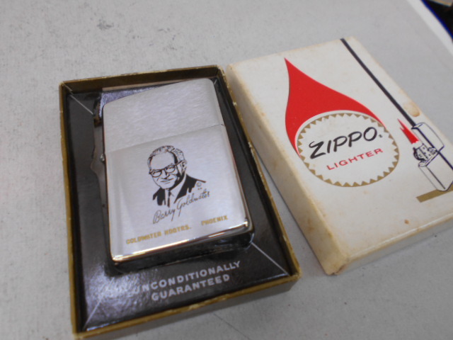 ビンテージ Zippo アメリカの著名な上院議員 1965年製 未使用 ニアミントコンディション,オリジナルインナー箱は汚れ,痛みがありますの画像1