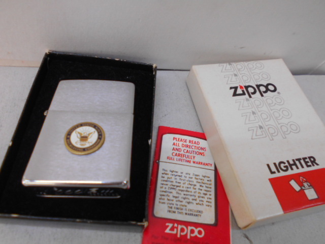 ビンテージ Zippo US NAVY募集中  1977年製 未使用 ニアミントコンディション,オリジナルインナー箱は汚れ,痛みがありますの画像1