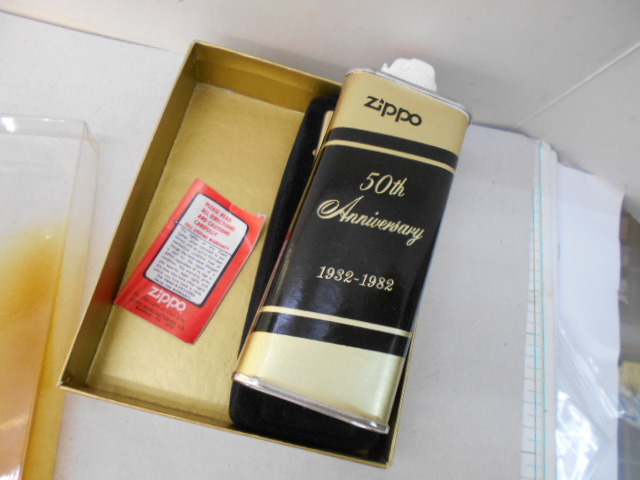コメモラティブZippoセット 1982年製 未使用 オイルは空の缶です。取説は付いていません セルロイド製のカバーは傷み、変色がありますの画像3
