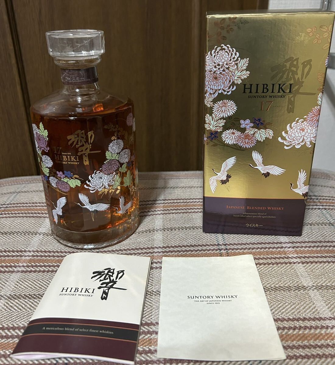 響 サントリー 意匠ボトル SUNTORY HIBIKI 花鳥風月 冊子 17年 700mlの画像1