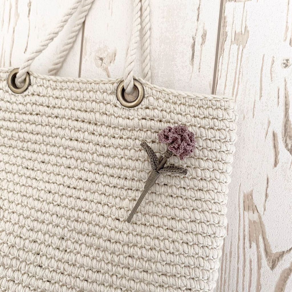 3カーネーション(淡い紫色)の編み物ブローチ レース編み かぎ針編み ハンドメイド 枯れない花 プレゼント コサージュ 母の日 の画像4