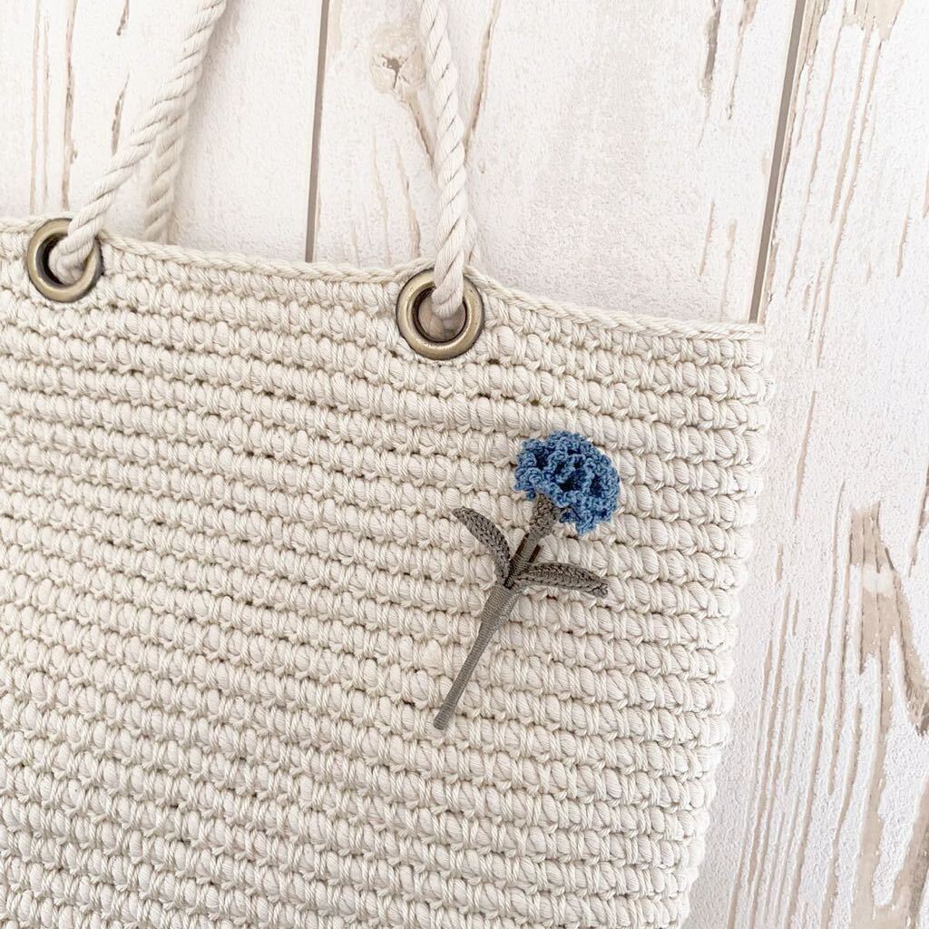 5 カーネーション(淡い青色)の編み物ブローチ レース編み かぎ針編み ハンドメイド 枯れない花 プレゼント コサージュ 母の日 の画像4