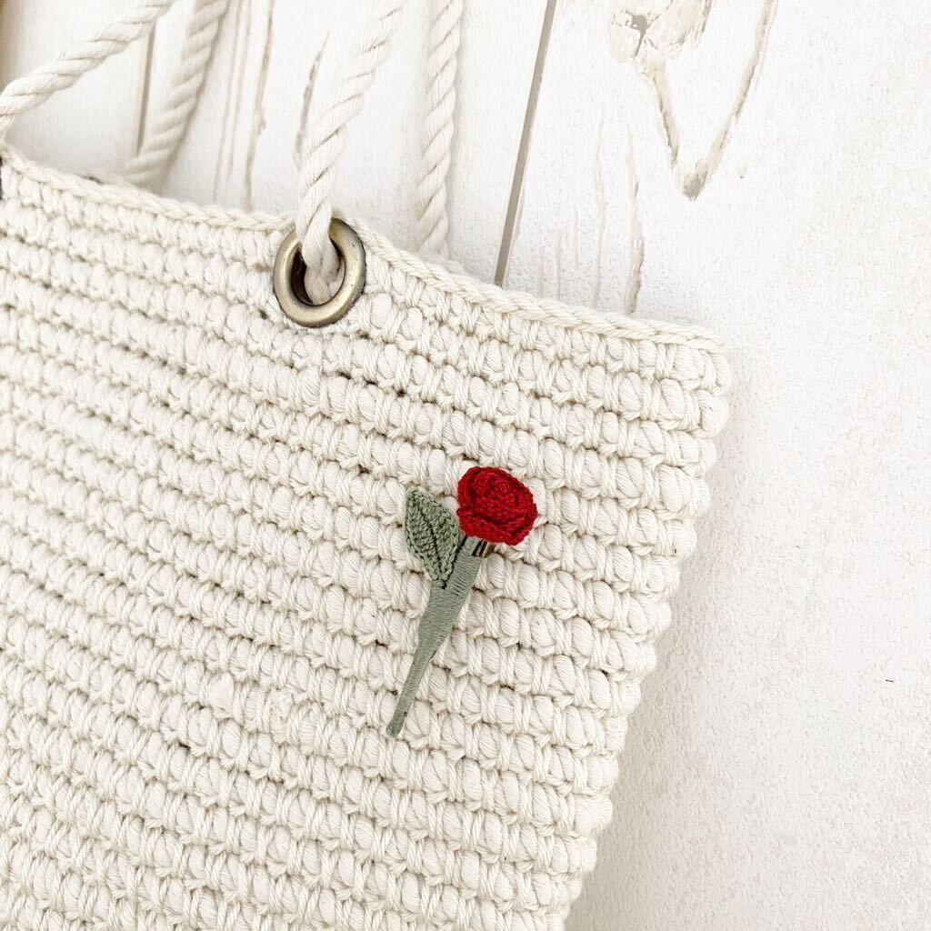 6 小さな薔薇(赤)の編み物ブローチ レース編み かぎ針編み ハンドメイド 枯れない花 プレゼント コサージュ あみぐるみ の画像4