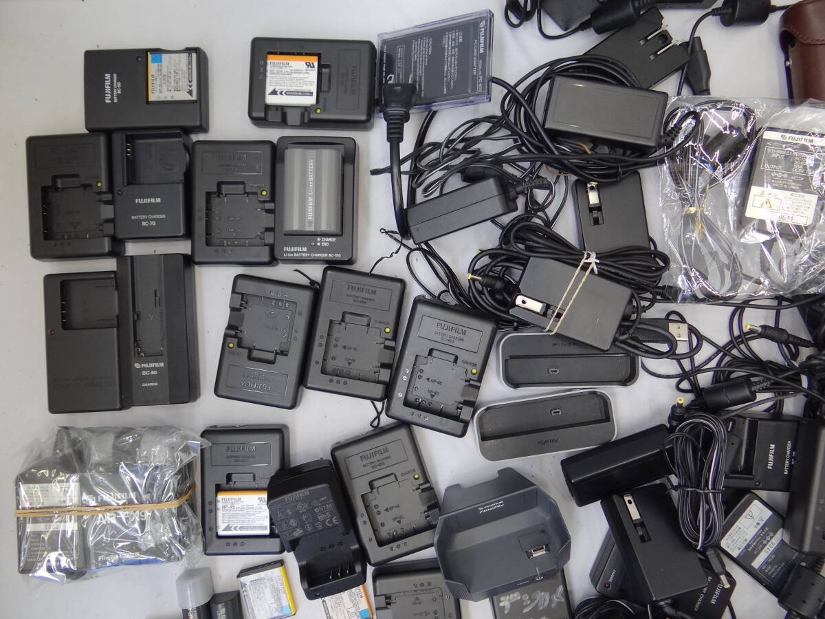 Z14C 大量 箱いっぱい FUJIFILMのビデオやカメラの 充電器 電源アダプター バッテリー クレードル アクセサリー 等 色々 中古 ジャンクの画像2