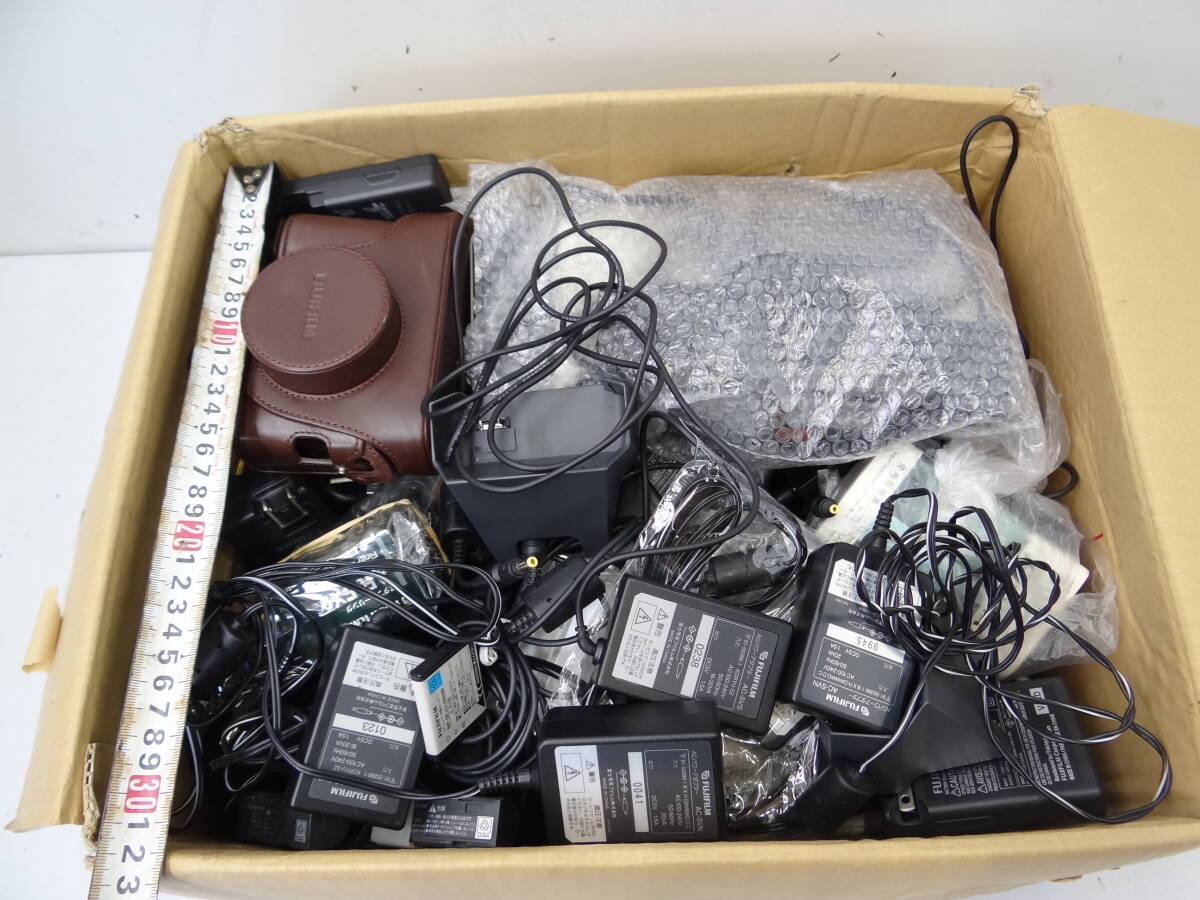 Z14C 大量 箱いっぱい FUJIFILMのビデオやカメラの 充電器 電源アダプター バッテリー クレードル アクセサリー 等 色々 中古 ジャンクの画像9