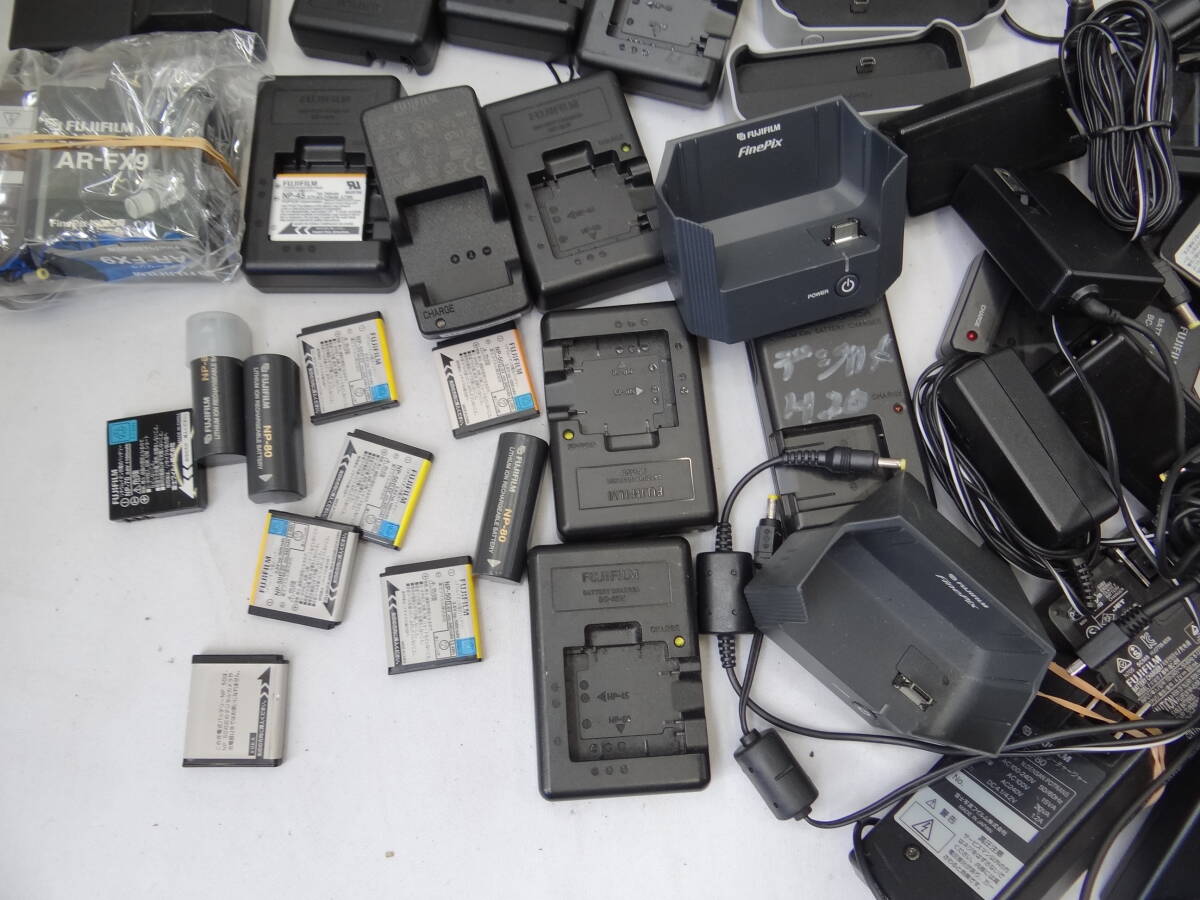 Z14C 大量 箱いっぱい FUJIFILMのビデオやカメラの 充電器 電源アダプター バッテリー クレードル アクセサリー 等 色々 中古 ジャンクの画像4