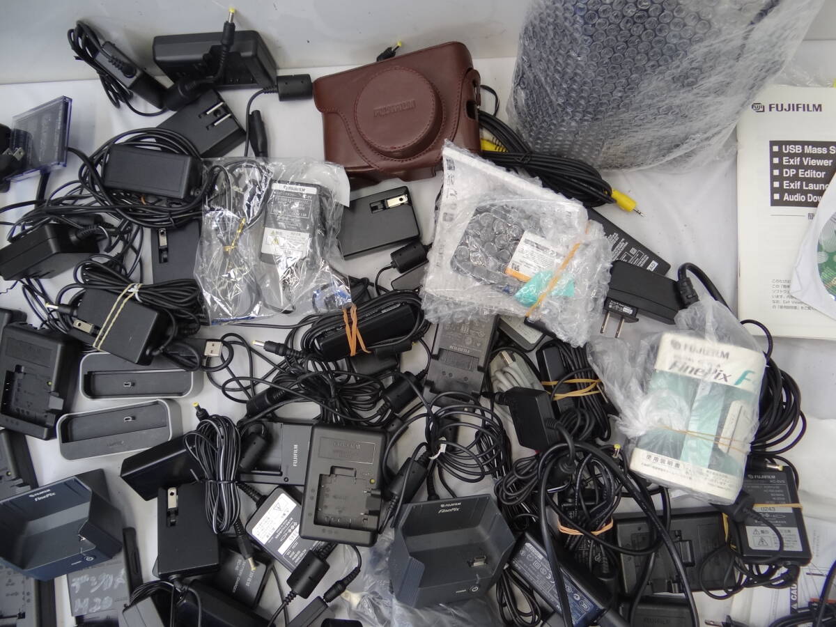 Z14C 大量 箱いっぱい FUJIFILMのビデオやカメラの 充電器 電源アダプター バッテリー クレードル アクセサリー 等 色々 中古 ジャンクの画像3