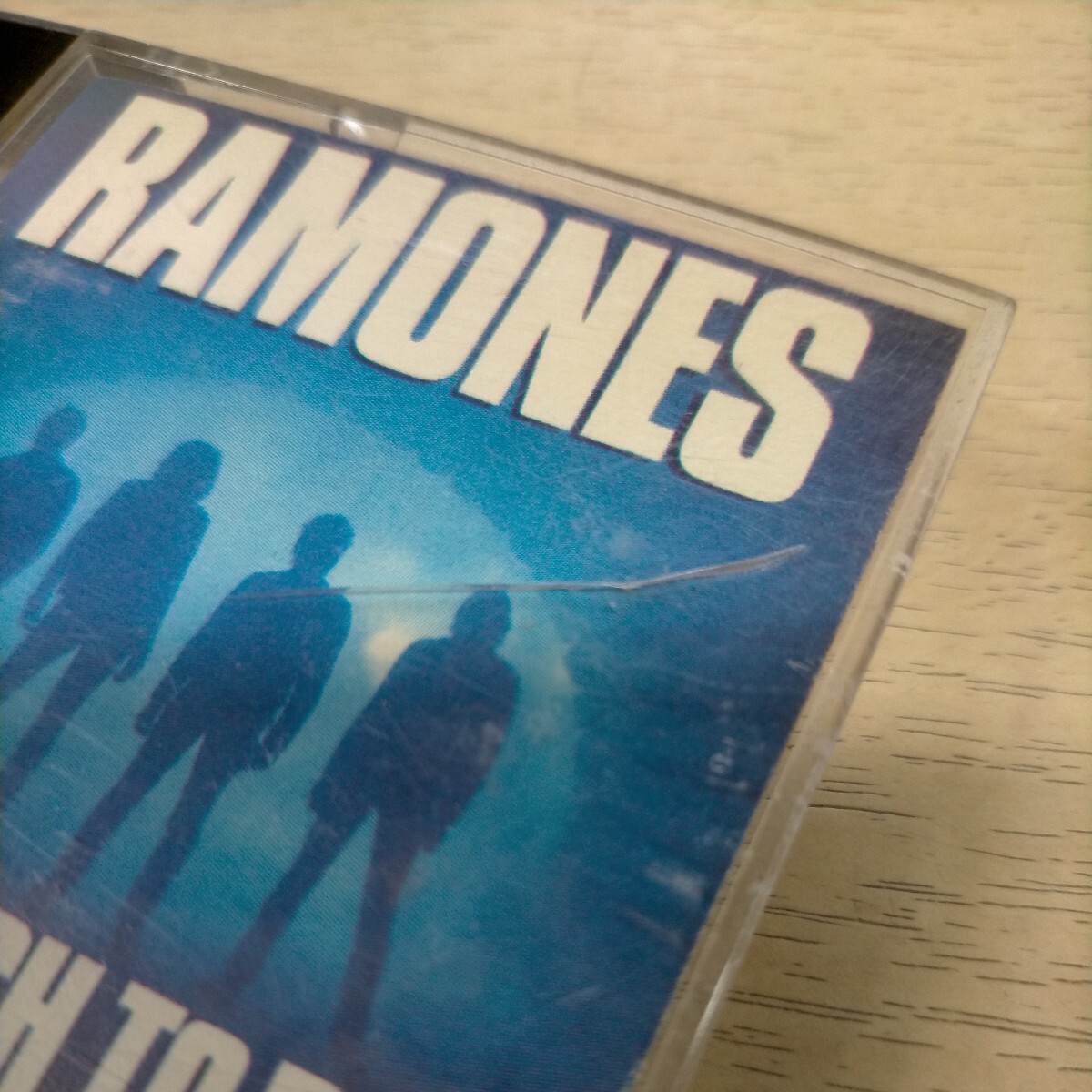 Ramones ラモーンズ Too Tough To Die カセットテープ◎中古/再生未確認/ノークレームで/ケースひび割れ/ケース ジャケスレ少傷み有りの画像9