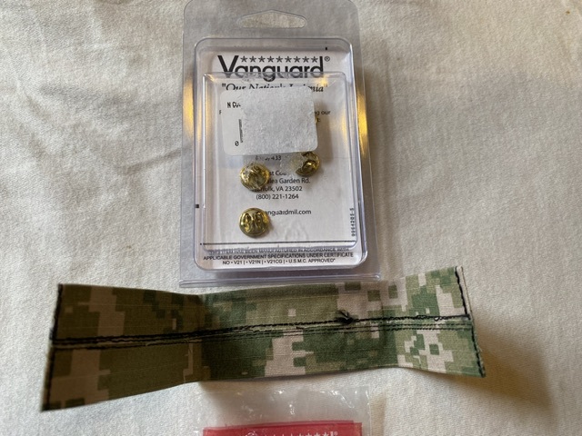 ☆US NAVY放出品,未使用品 VANGUARD ピンバッチ 鷲 + US NAVY TAPE（WOODLAND AND DIG EMB) アメリカ海軍 MEDE IN USAの画像4