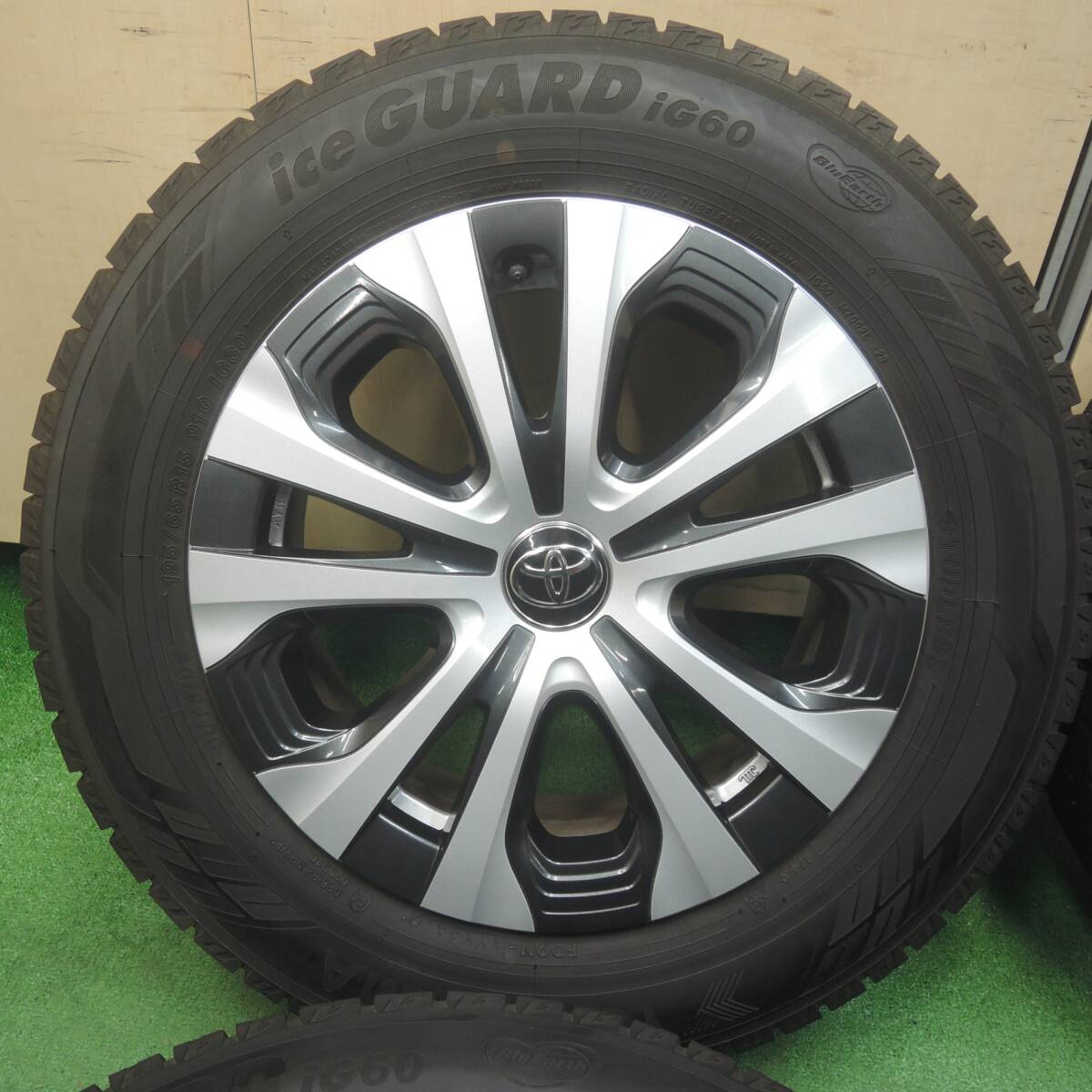 *送料無料* バリ溝！綺麗！9分★トヨタ 50 プリウス PHV 純正 195/65R15 スタッドレス ヨコハマ アイスガード iG60 PCD100/5H★4032002SYス_画像2