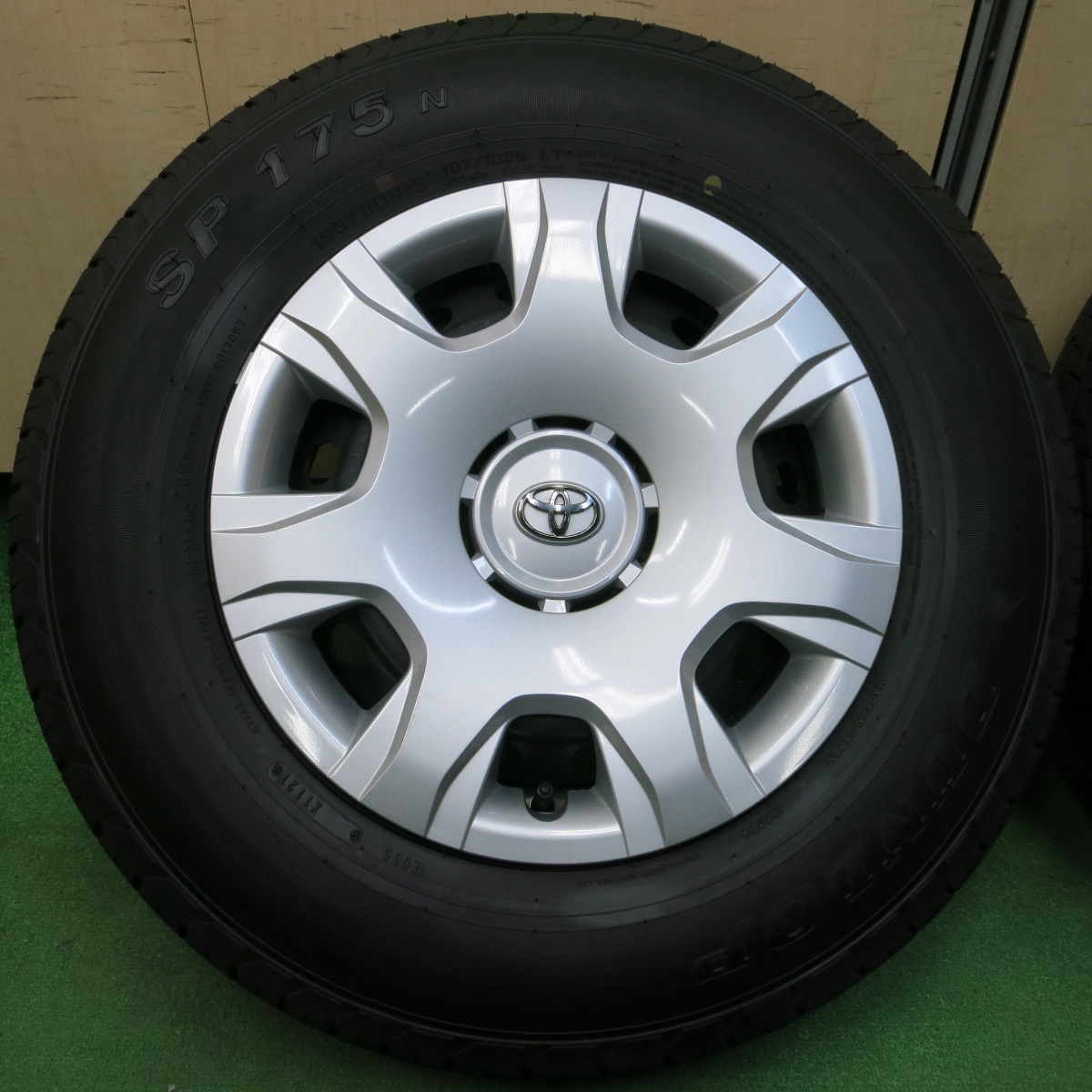 *送料無料* 新車外し！21年★トヨタ 200系 ハイエース 純正 スチール 195/80R15 ダンロップ SP175N 15インチ PCD139.7/6H★4041604イノ_画像2