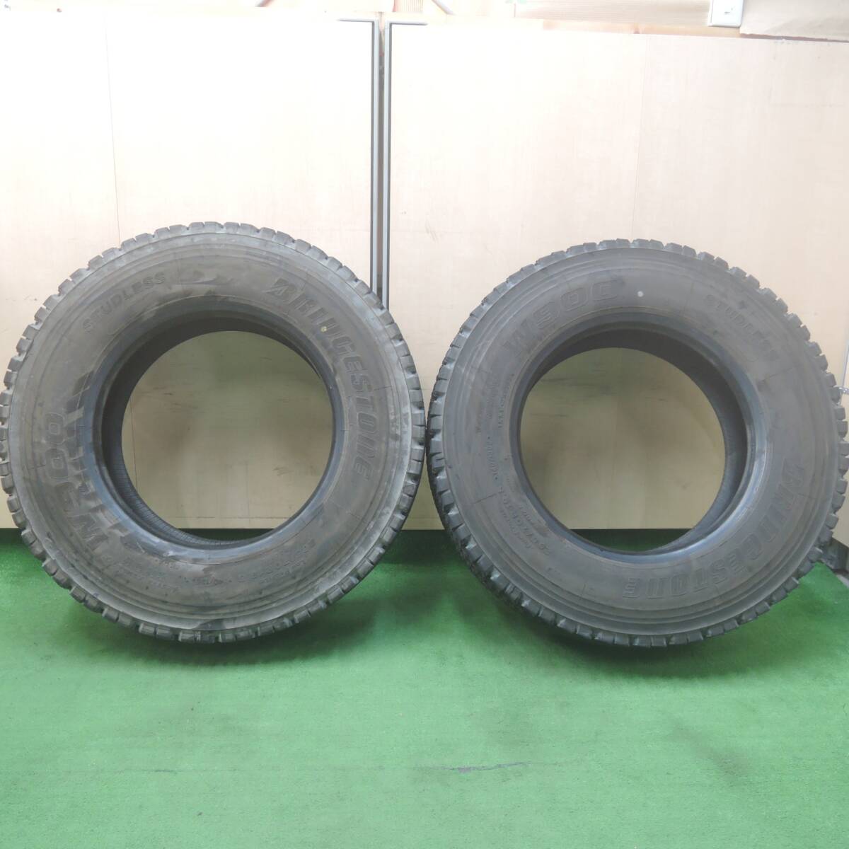 *送料無料* バリ溝！23年！9分★トラック タイヤ 265/70R19.5 140/138J スタッドレス ブリヂストン W900 19.5インチ★4042408KMスタ_画像2