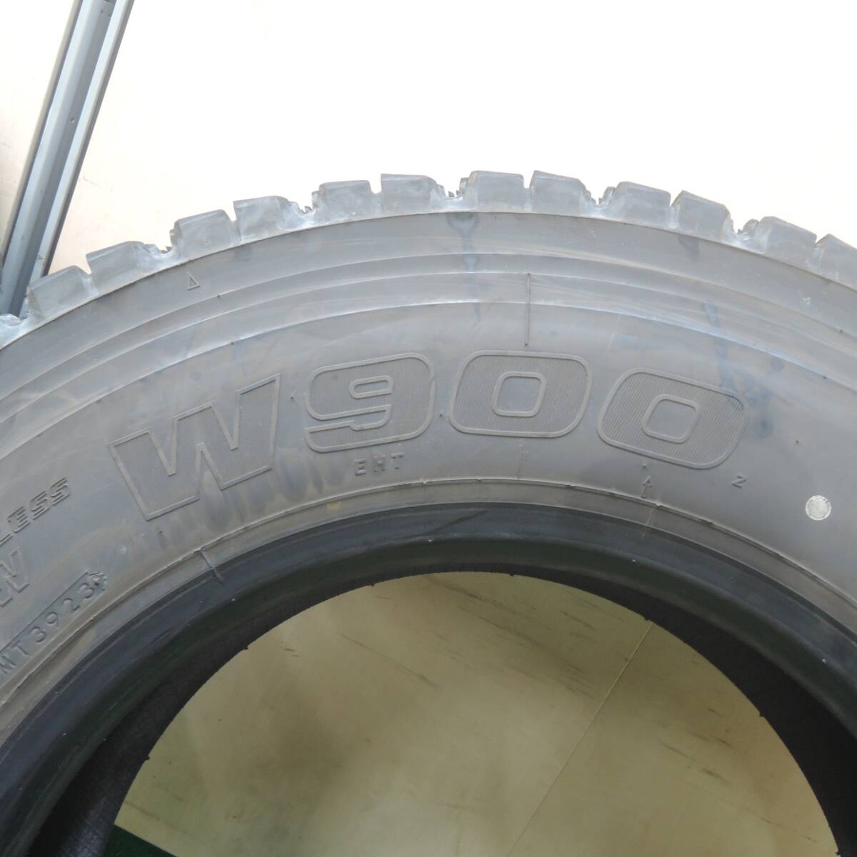 *送料無料* バリ溝！23年！9分★トラック タイヤ 265/70R19.5 140/138J スタッドレス ブリヂストン W900 19.5インチ★4042408KMスタ_画像6