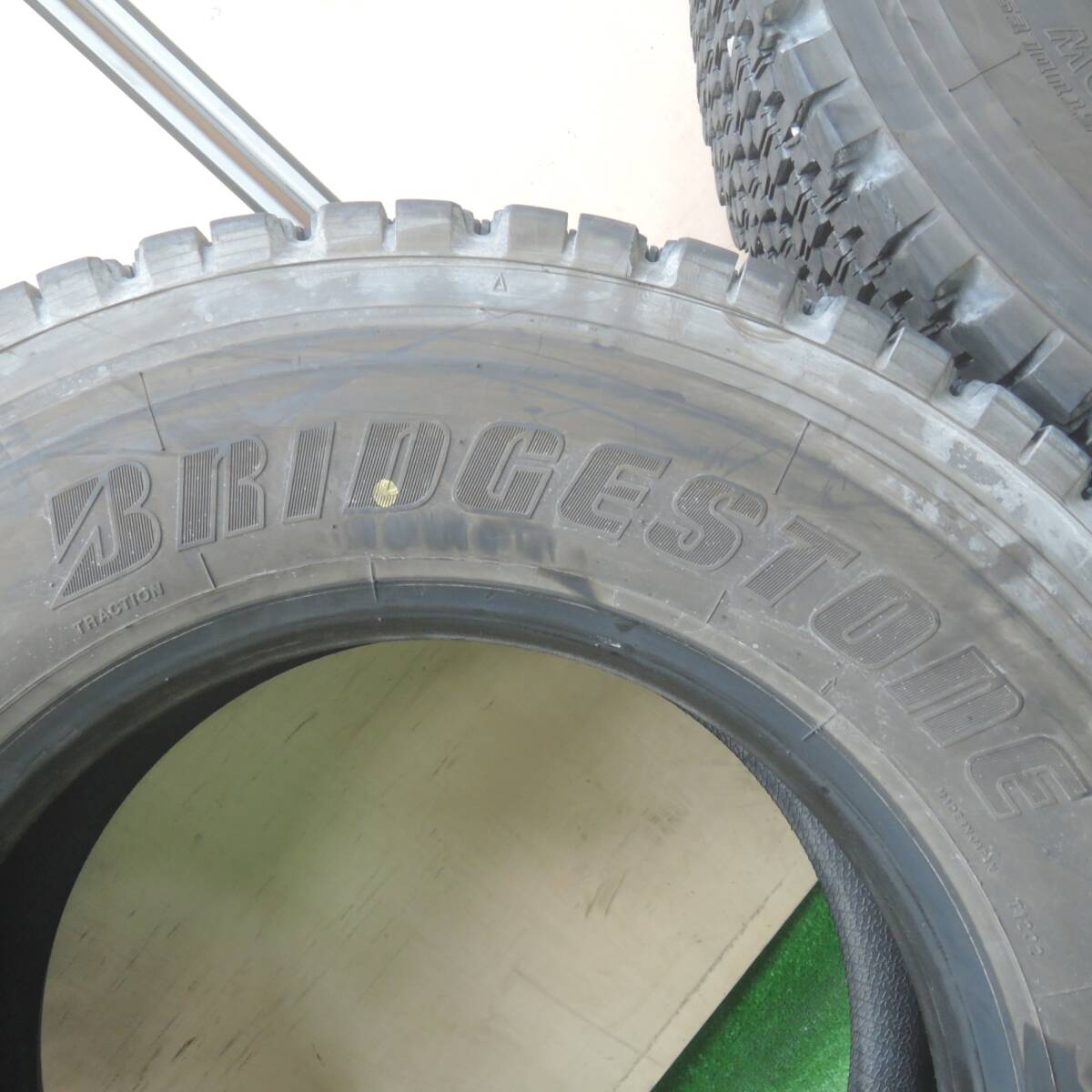 *送料無料* バリ溝！23年！9分★トラック タイヤ 265/70R19.5 140/138J スタッドレス ブリヂストン W900 19.5インチ★4042408KMスタ_画像5