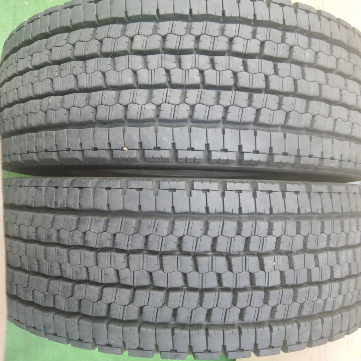 *送料無料* バリ溝！23年！9.5分★トラック タイヤ 245/70R19.5 136/134J スタッドレス ブリヂストン W999 19.5インチ★4042410KMスタ_画像1