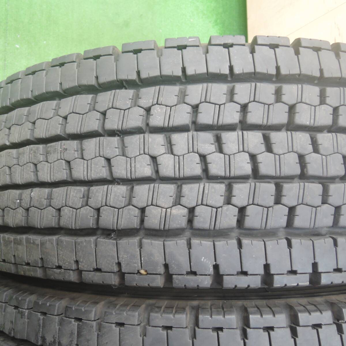 *送料無料* バリ溝！23年！9.5分★トラック タイヤ 245/70R19.5 136/134J スタッドレス ブリヂストン W999 19.5インチ★4042410KMスタ_画像10