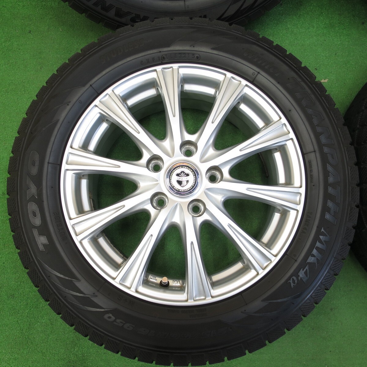 *送料無料* バリ溝！キレイ！9.5分★スタッドレス 215/60R16 トーヨー ウインタートランパス MK4α JOKER PCD114.3/5H★4042206KMス_画像4