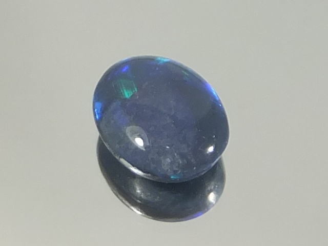 【24527】ブルーの遊色を示すの天然ブラックオパールルース0.87ct ソーティングメモ付の画像7