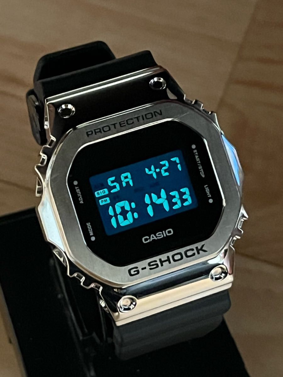 CASIO G-SHOCK 5600シリーズ メタルカバーモデル 反転液晶搭載モデル デジタル文字盤 カシオ ジーショック