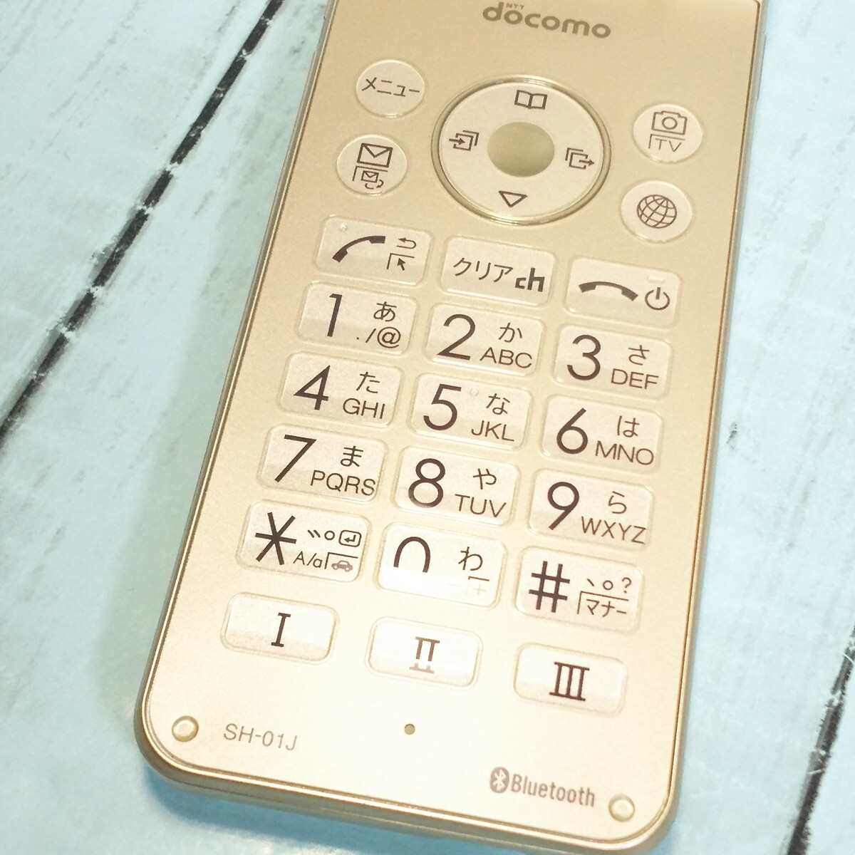 docomo AQUOS SH-01J Gold cellular phone body White ROM SIM lock released .SIM free beautiful goods 893829
