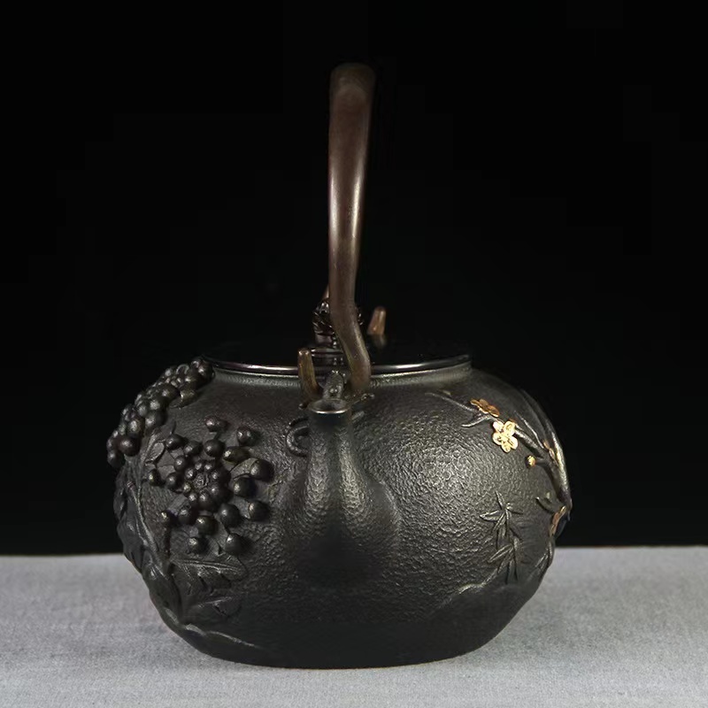 美品☆鉄壺 メラン菊 南部鉄器 コーティングなし 手作り鉄 やかんを沸かす お茶の道具 1400MLの画像2