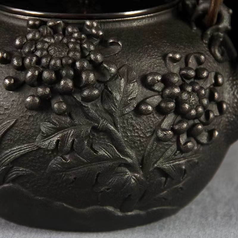 美品☆鉄壺 メラン菊 南部鉄器 コーティングなし 手作り鉄 やかんを沸かす お茶の道具 1400MLの画像3