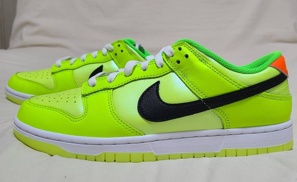 新品 NIKE DUNK LOW SE GLOW IN THE DARK VOLT FJ4610-702 US8.5 26.5cm ナイキ ダンク ボルト_画像2