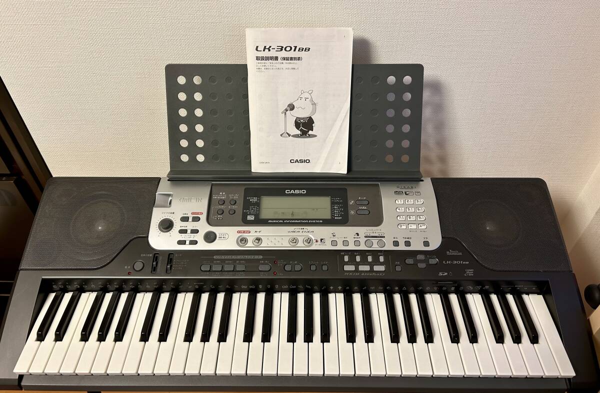 ★美品★CASIO 光ナビゲーション キーボード LK-301 BB★純正キーボードスタンド★譜面立て付きの画像2