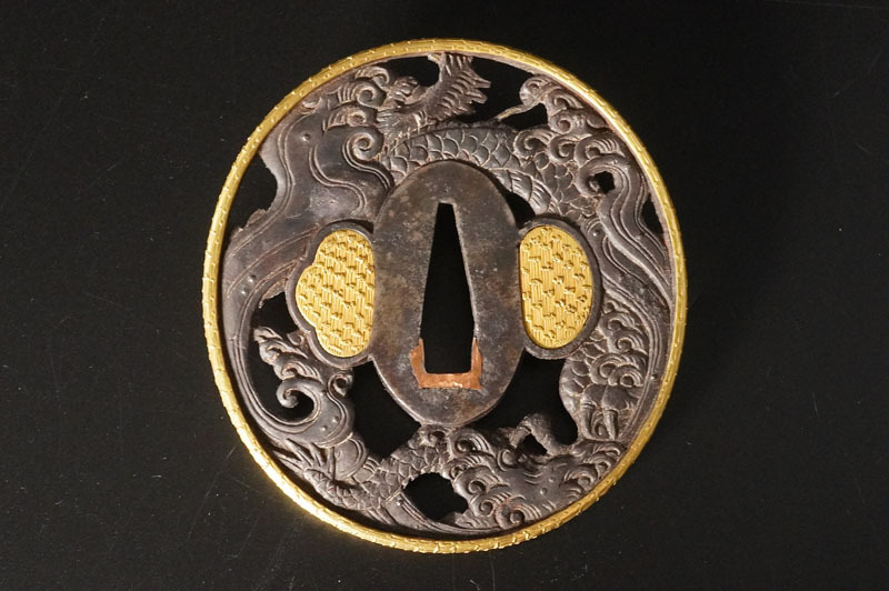 B54◇日本刀鐔 無銘 金銀象嵌鉄地透かし龍図 金覆輪 脇差 鍔 江戸時代の画像2
