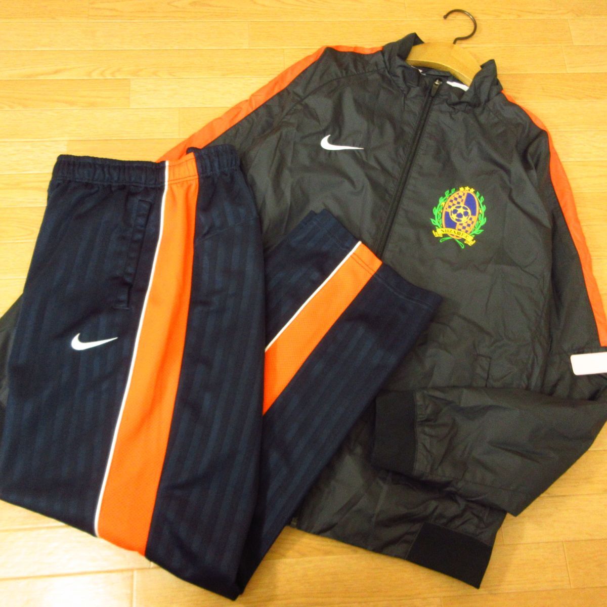 ◎使用少なめ！L 上下セット！新座 サッカー NIKE ナイキ◆ウィンドジャケット&ジャージパンツ ユニフォーム◆メンズ 黒x紺◆3790の画像1