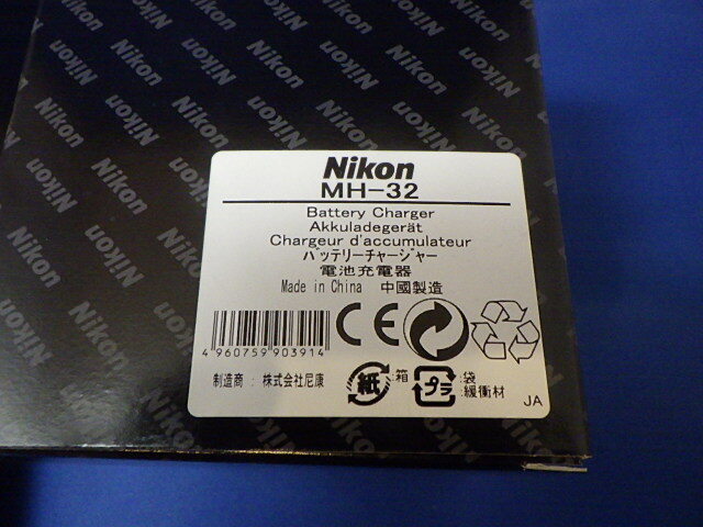 1,000円～【未使用】Nikon ニコン ミラーレス一眼レフカメラ Z 30 アクセサリー３点セットグリップリモコン・チャージャー・バッテリーの画像4