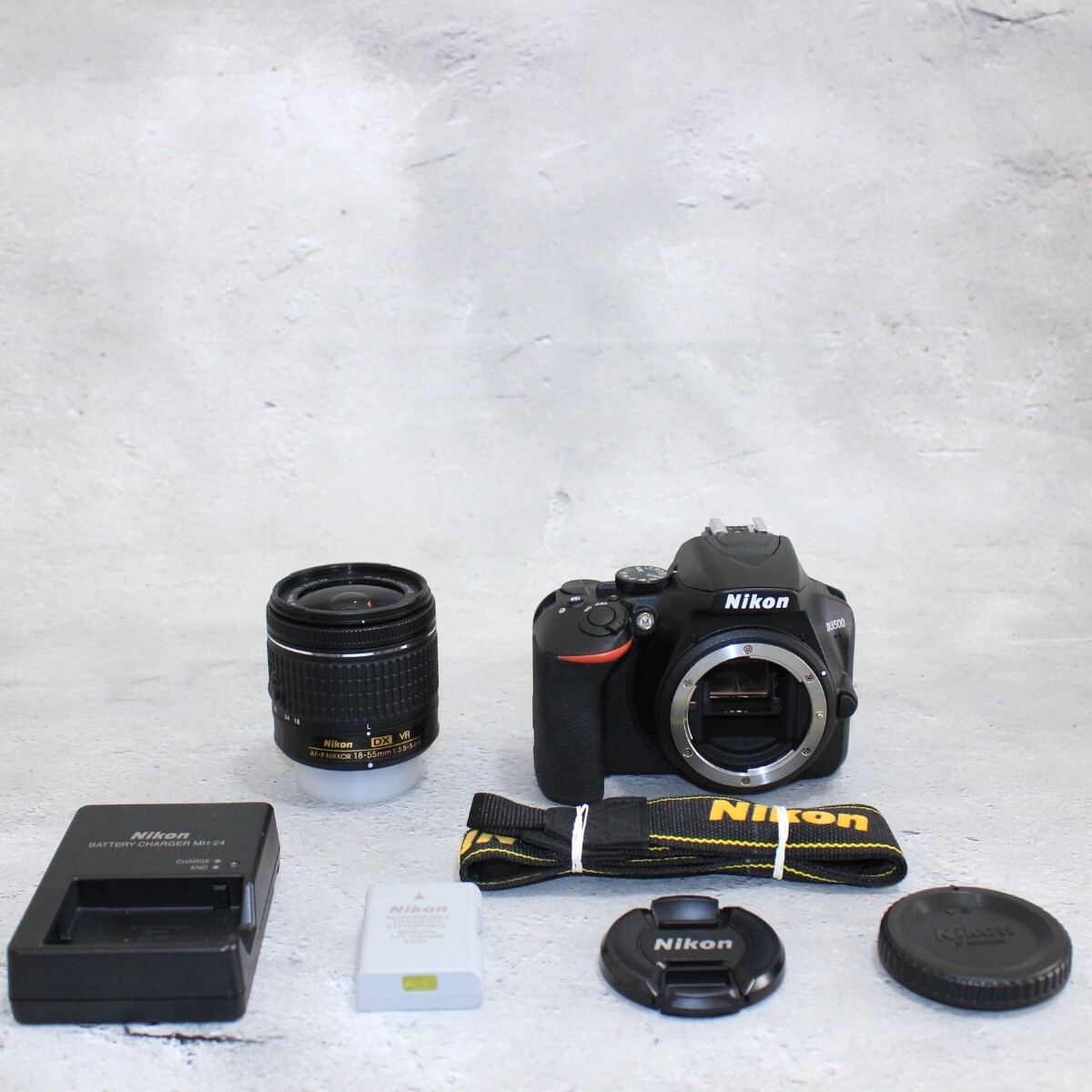 ◆ショット数577回のみ◆ ニコン Nikon D3500 AF-P 18-55mm VR レンズキット｜デジタル一眼レフカメラの画像1