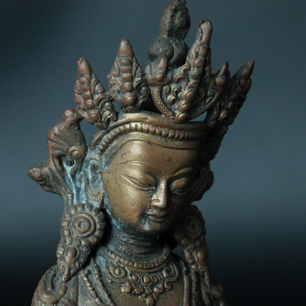 【宙】中国古玩 銅製 チベット仏 高20.5cm 1211g ヴァジュラ・サットヴァ 坐像 タイ アユタヤ 金剛薩 仏教美術 C2M04.k.B_画像3