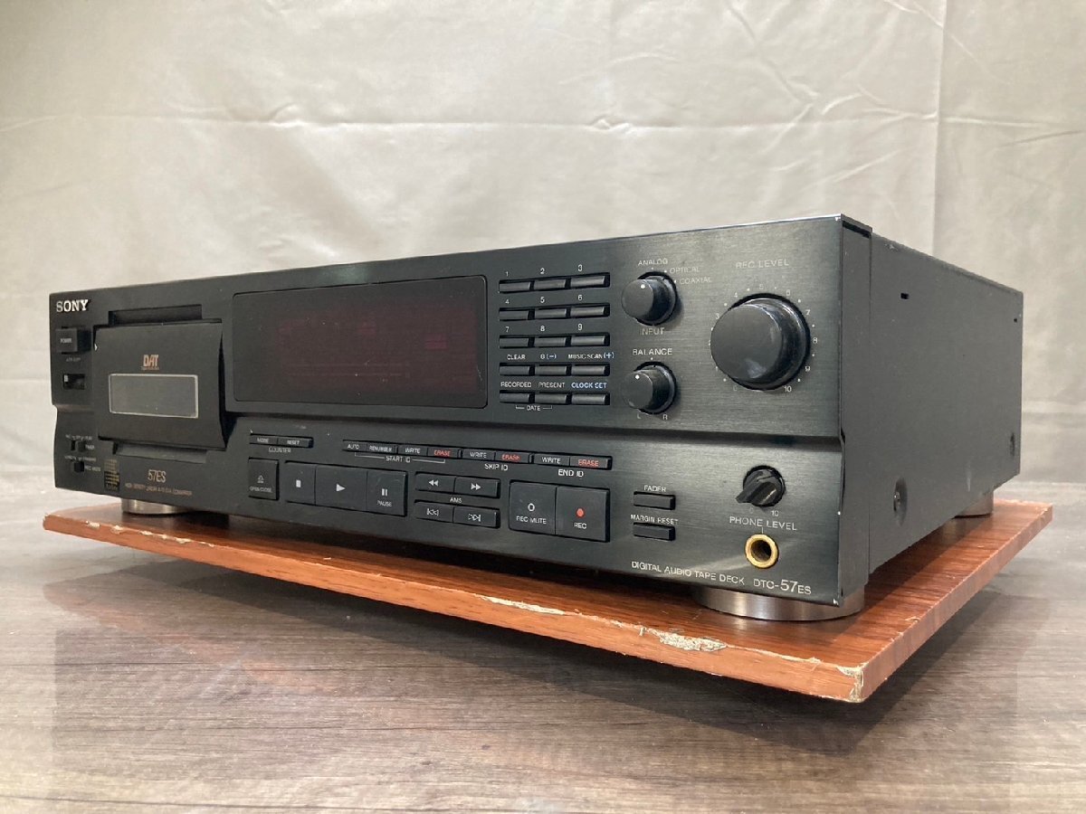 △740　ジャンク品　オーディオ機器　DATデッキ　SONY DTC-57ES　ソニー_画像1