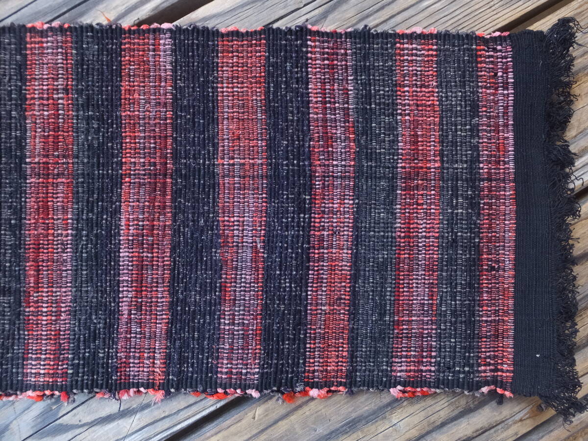 赤と黒の厚手木綿裂き織りの色柄帯古布・長さ296×幅17.5cm・重さ320g・リメイク素材の画像4