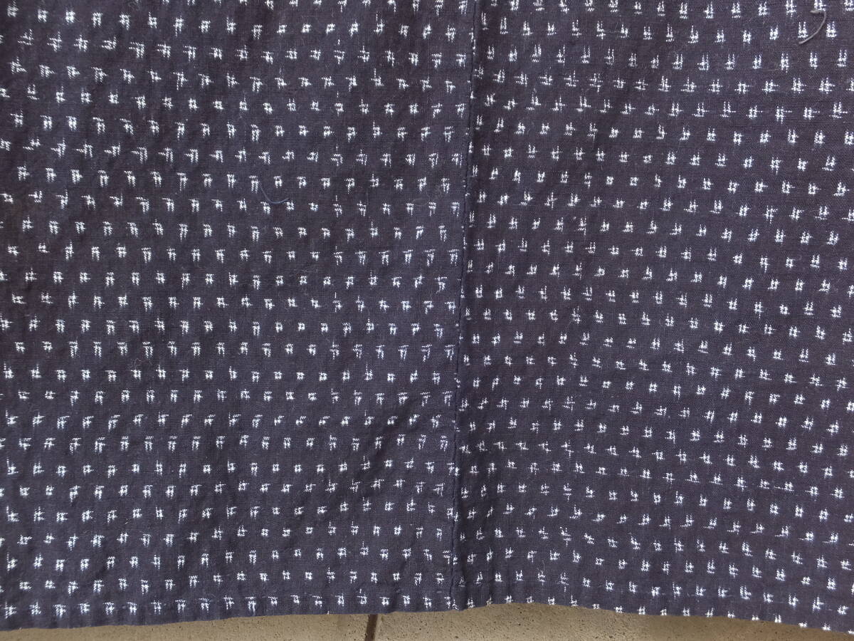 手織り中藍木綿の少し大きめの蚊絣風着物・丈131㌢・重550g・穴継ぎ当て1・リメイク素材の画像9