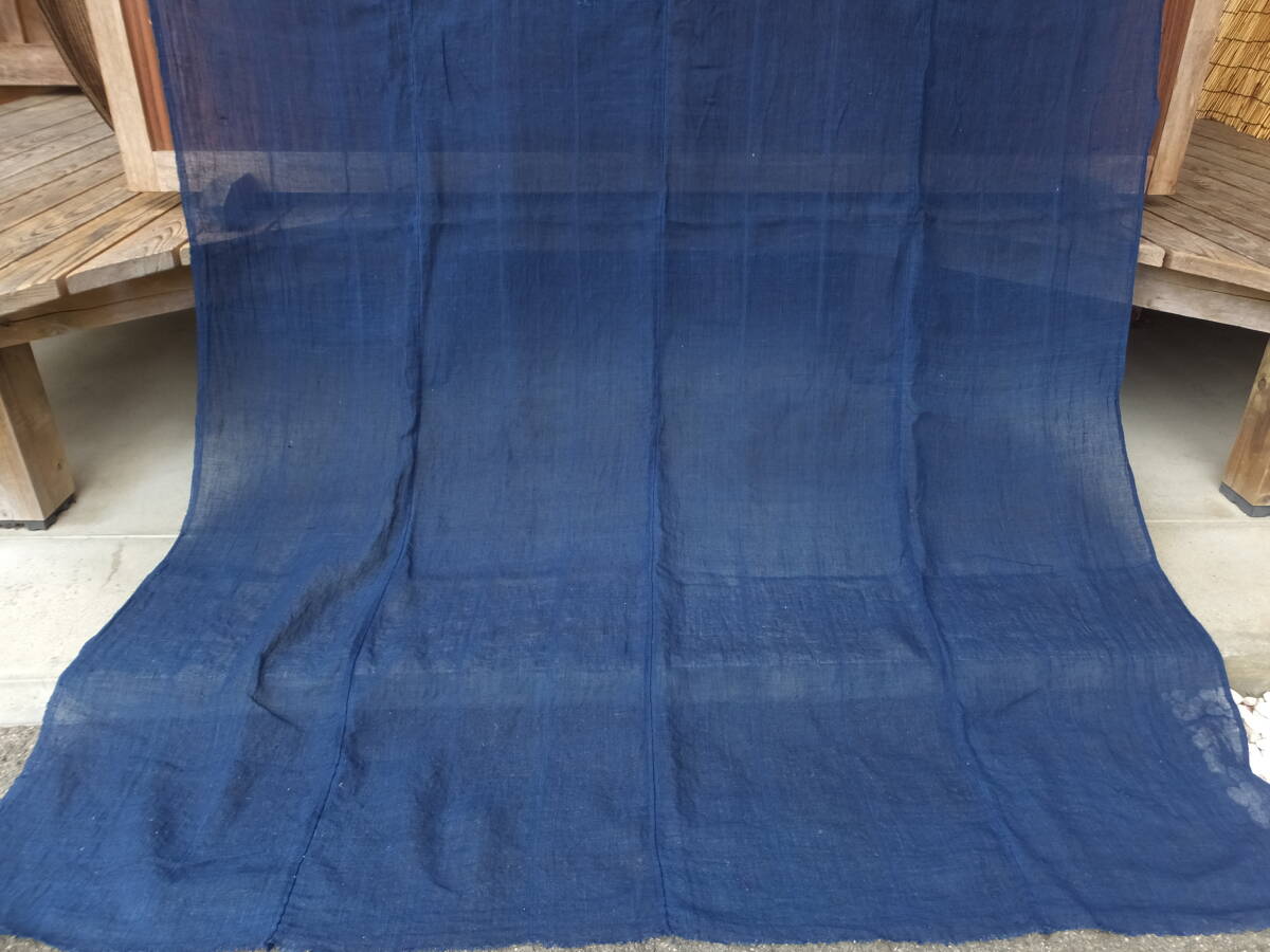 蚊帳に使われていたしっかりした青系薄手藍木綿古布・長い4幅繋ぎ・206×146㌢・重320g・リメイク素材_画像4