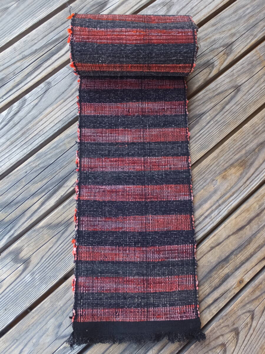 赤と黒の厚手木綿裂き織りの色柄帯古布・長さ296×幅17.5cm・重さ320g・リメイク素材の画像3
