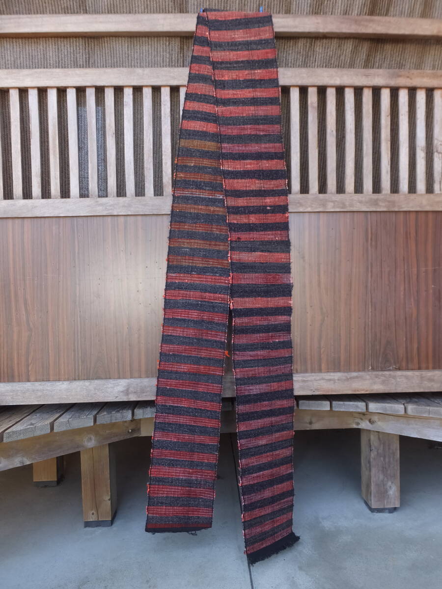 赤と黒の厚手木綿裂き織りの色柄帯古布・長さ296×幅17.5cm・重さ320g・リメイク素材の画像5