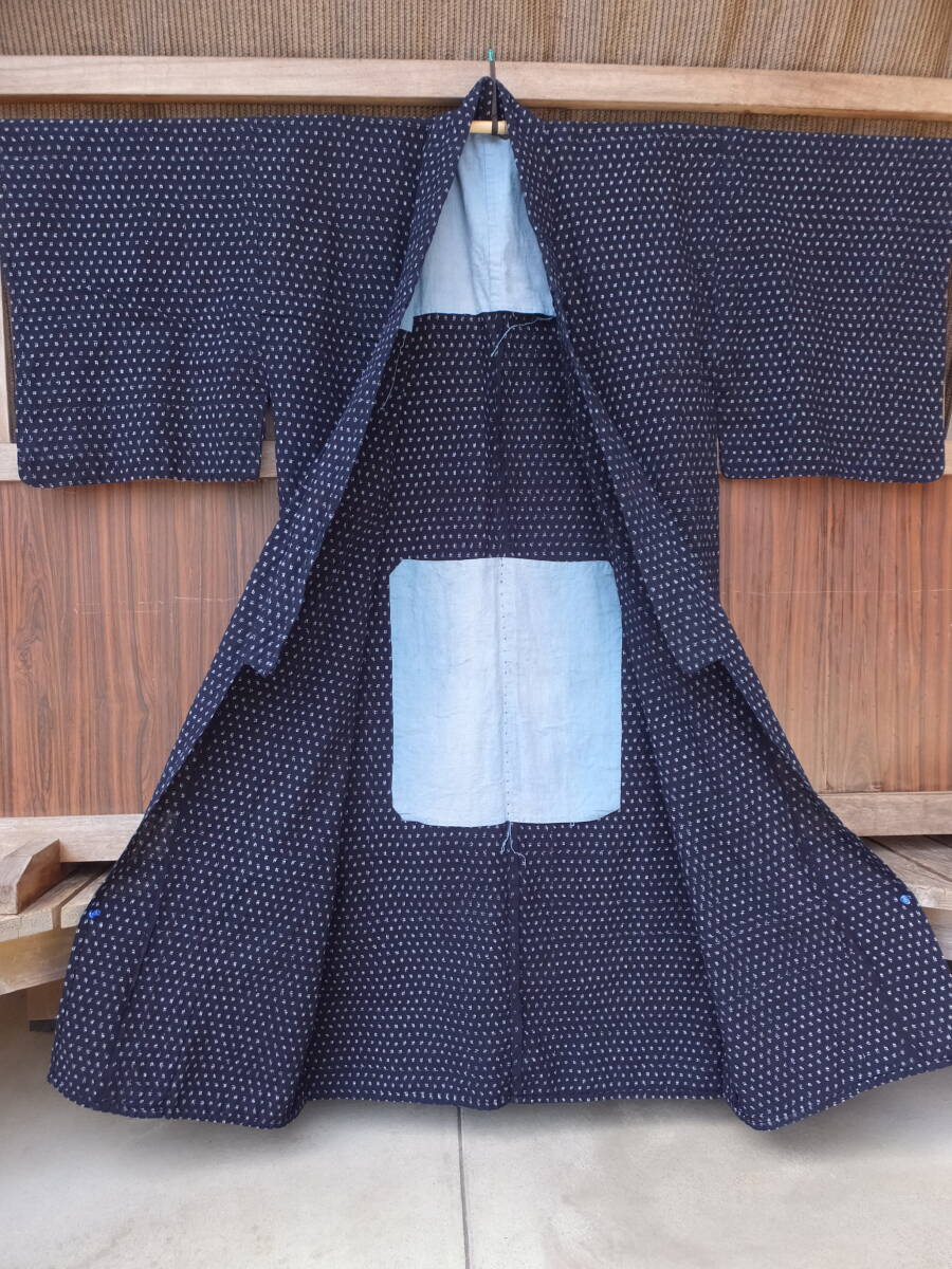 手織り中藍木綿の少し大きめの蚊絣風着物・丈131㌢・重550g・穴継ぎ当て1・リメイク素材の画像3