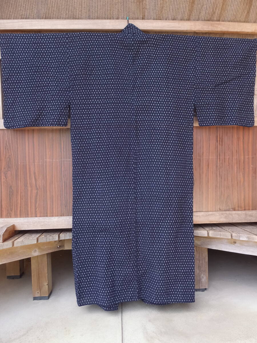 手織り中藍木綿の少し大きめの蚊絣風着物・丈131㌢・重550g・穴継ぎ当て1・リメイク素材の画像5