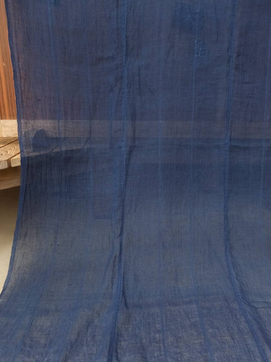 蚊帳に使われていたしっかりした青系薄手藍木綿古布・長い4幅繋ぎ・206×146㌢・重320g・リメイク素材_画像5